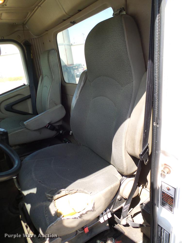 image for item DA6903 2005 International 9200i semi truck