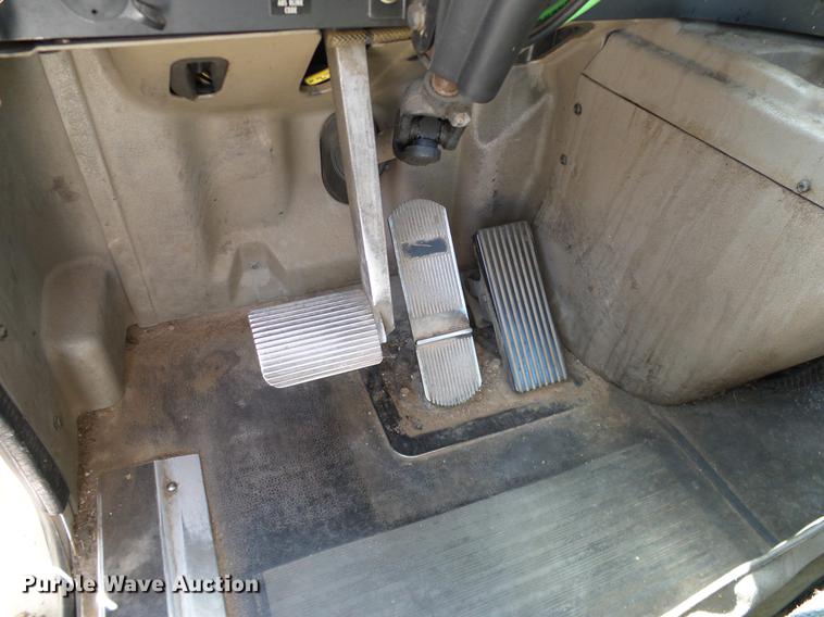 image for item DA6903 2005 International 9200i semi truck