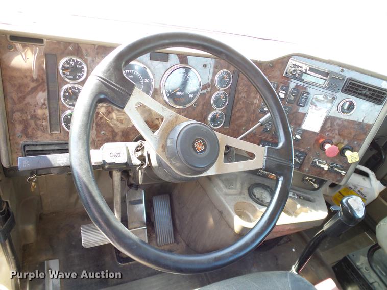 image for item DA6903 2005 International 9200i semi truck