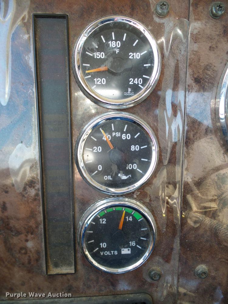 image for item DA6903 2005 International 9200i semi truck