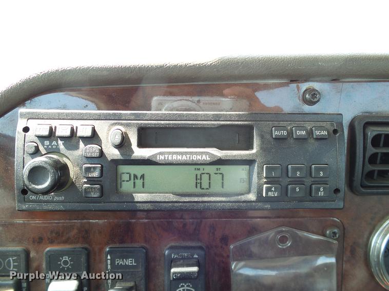 image for item DA6903 2005 International 9200i semi truck