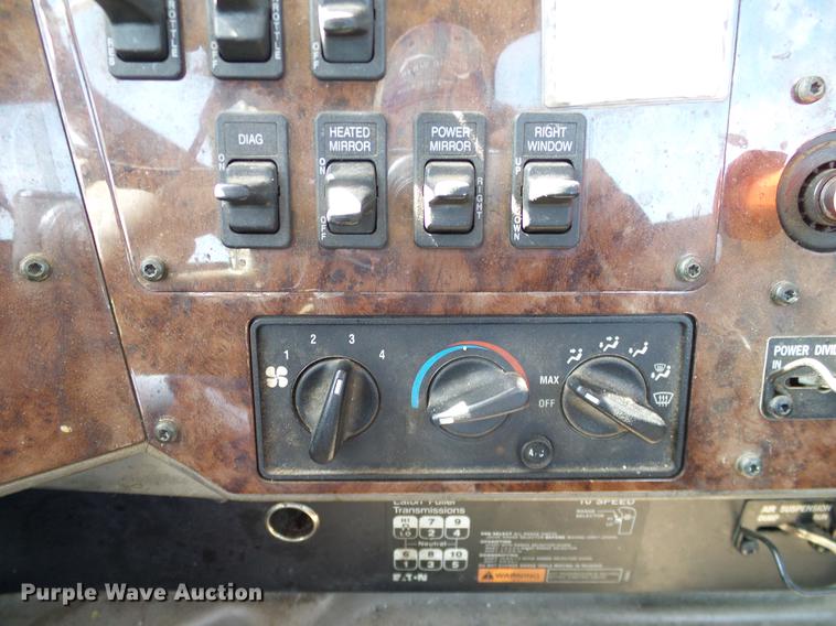 image for item DA6903 2005 International 9200i semi truck