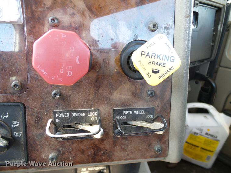 image for item DA6903 2005 International 9200i semi truck