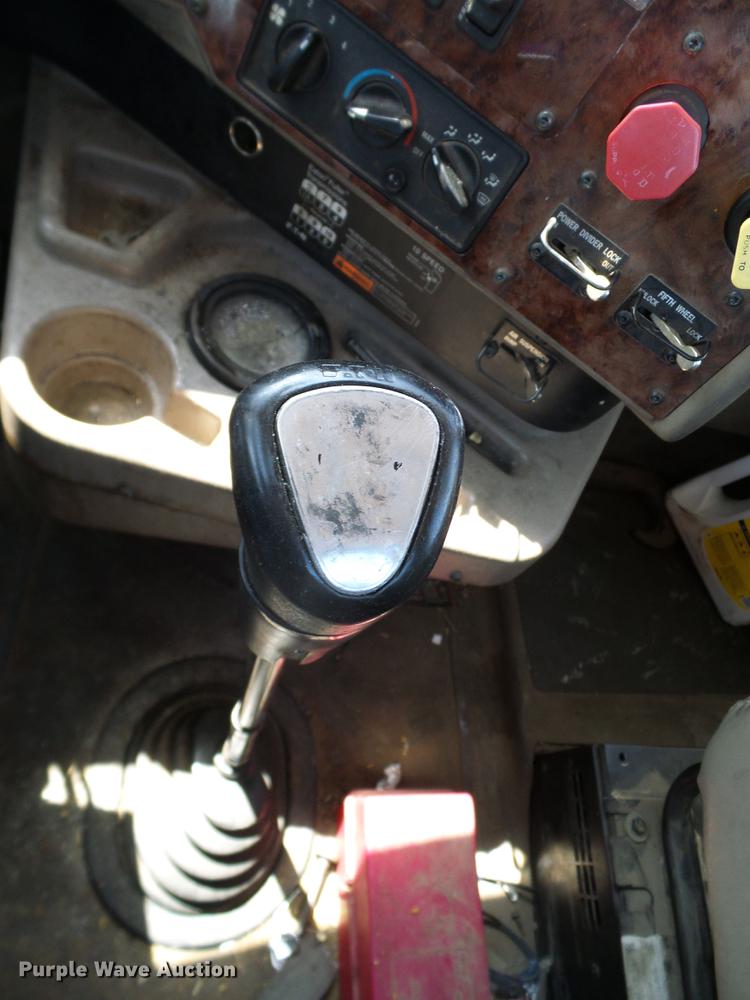 image for item DA6903 2005 International 9200i semi truck