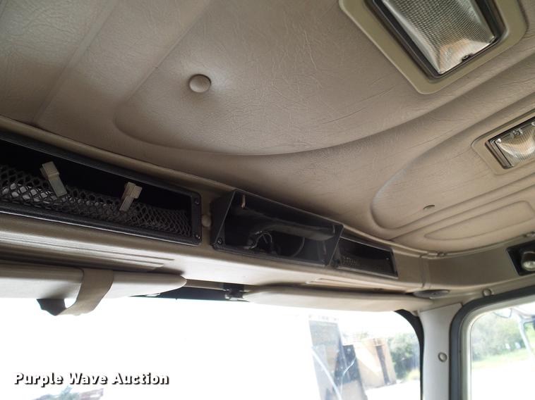 image for item DA6903 2005 International 9200i semi truck