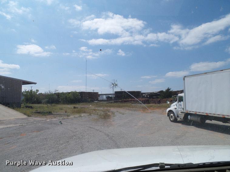 image for item DA6903 2005 International 9200i semi truck