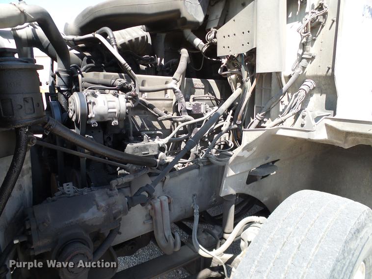 image for item DA6903 2005 International 9200i semi truck