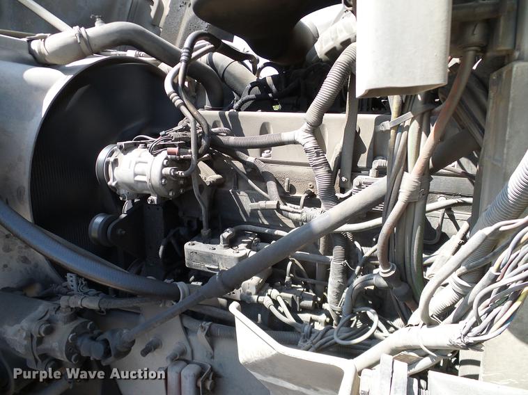 image for item DA6903 2005 International 9200i semi truck