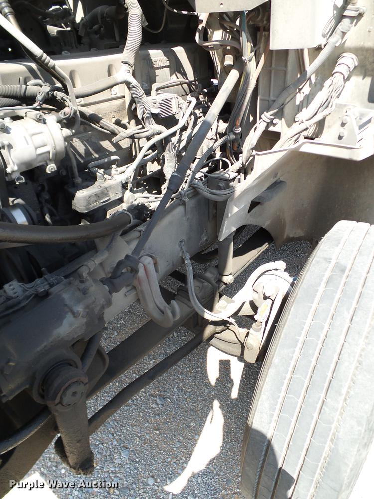 image for item DA6903 2005 International 9200i semi truck