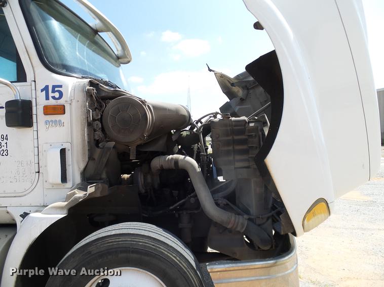 image for item DA6903 2005 International 9200i semi truck