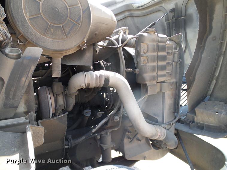 image for item DA6903 2005 International 9200i semi truck