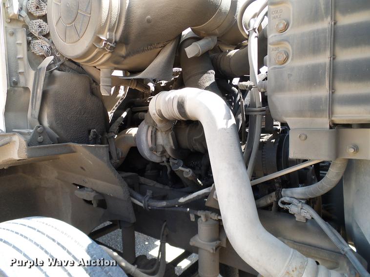 image for item DA6903 2005 International 9200i semi truck