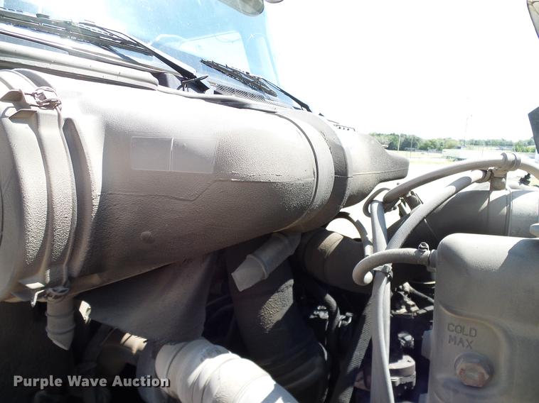 image for item DA6903 2005 International 9200i semi truck