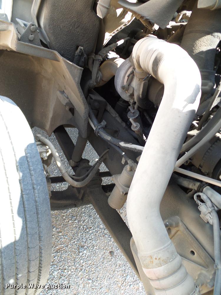 image for item DA6903 2005 International 9200i semi truck