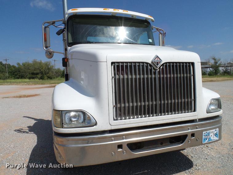 image for item DA6903 2005 International 9200i semi truck