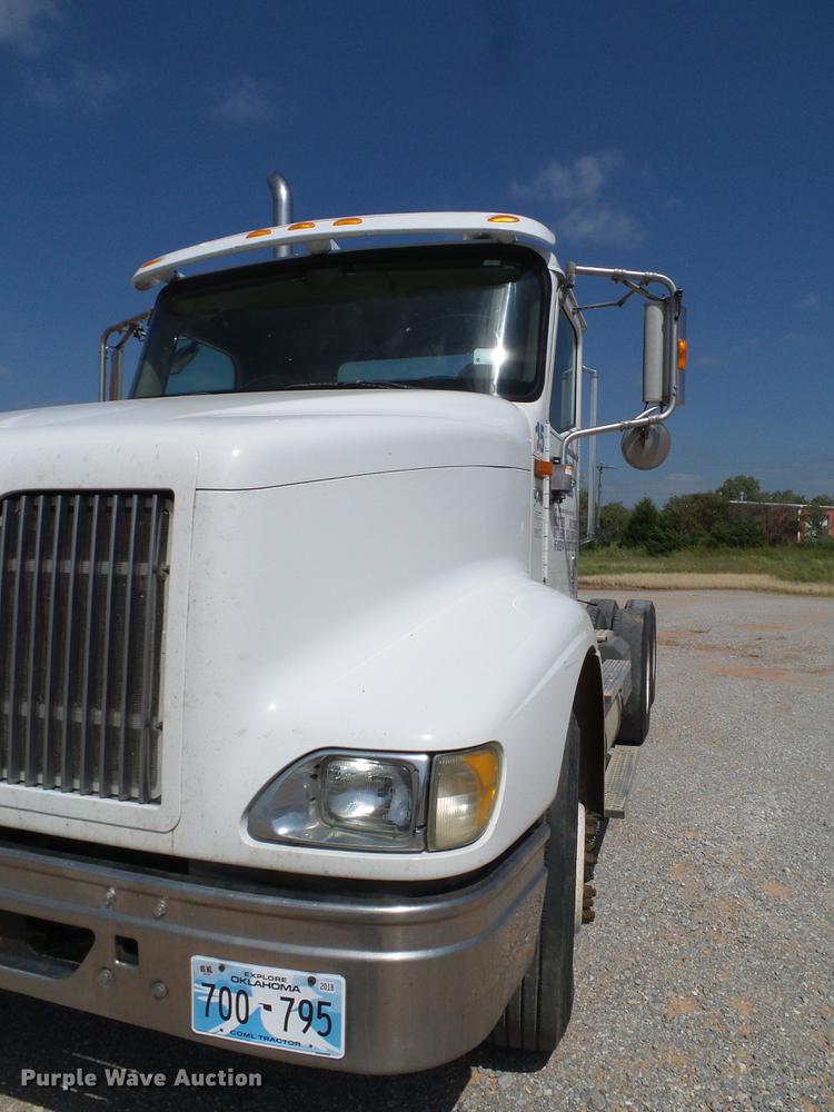 image for item DA6903 2005 International 9200i semi truck