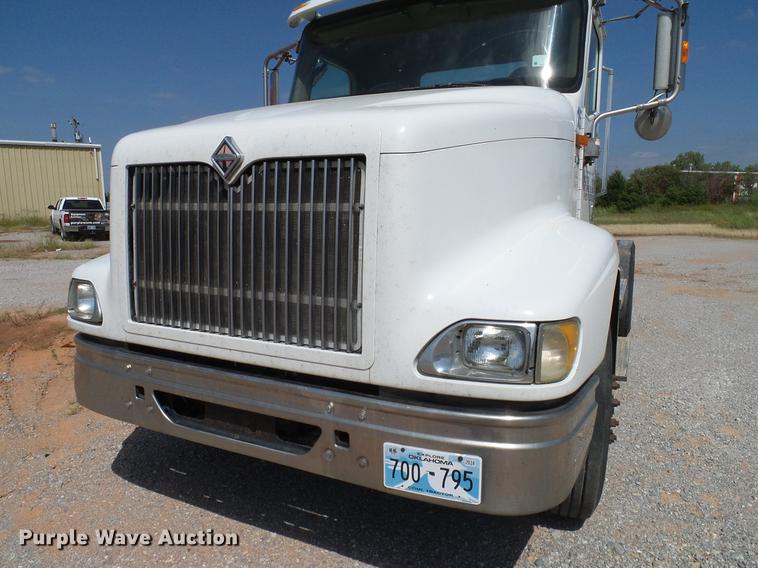 image for item DA6903 2005 International 9200i semi truck