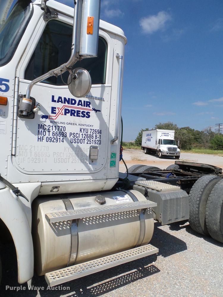 image for item DA6903 2005 International 9200i semi truck