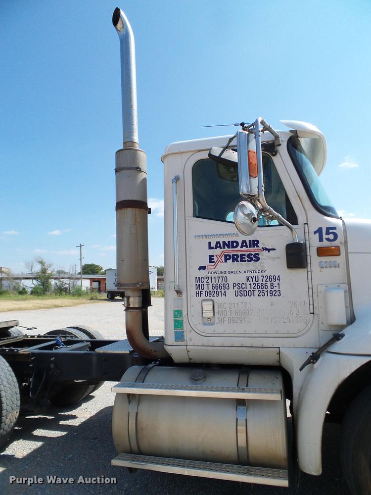 image for item DA6903 2005 International 9200i semi truck