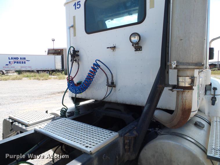 image for item DA6903 2005 International 9200i semi truck