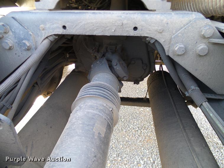 image for item DA6903 2005 International 9200i semi truck