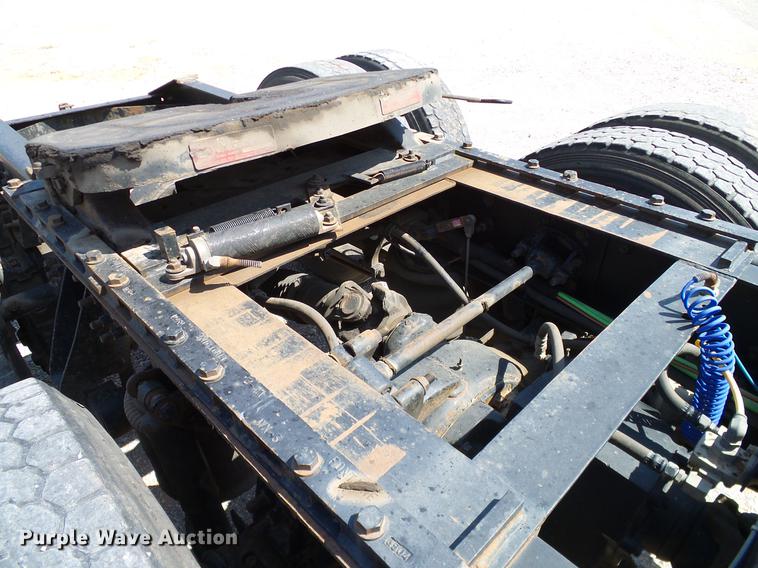 image for item DA6903 2005 International 9200i semi truck