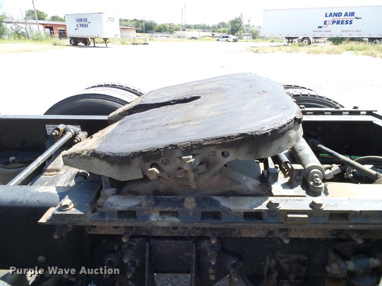 image for item DA6903 2005 International 9200i semi truck