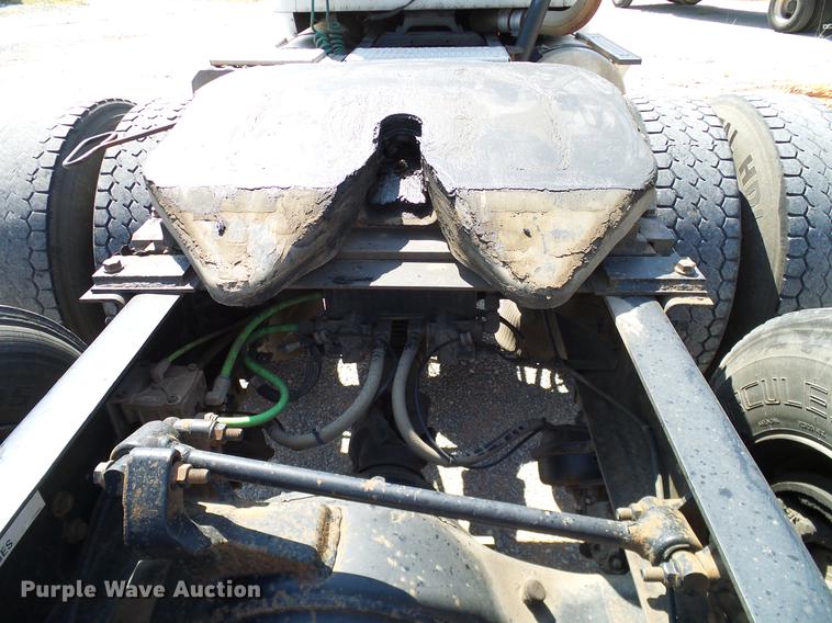 image for item DA6903 2005 International 9200i semi truck