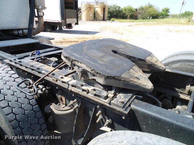 image for item DA6903 2005 International 9200i semi truck