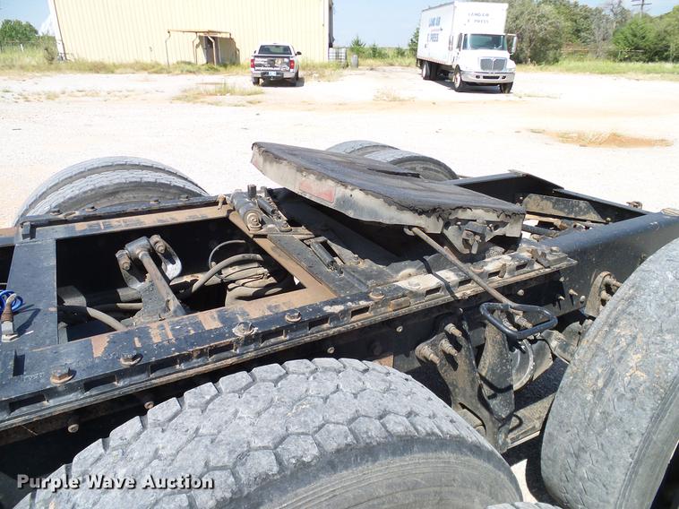 image for item DA6903 2005 International 9200i semi truck