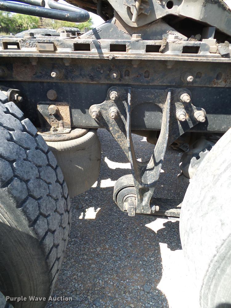 image for item DA6903 2005 International 9200i semi truck