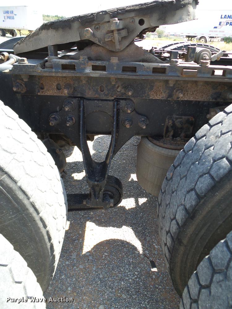 image for item DA6903 2005 International 9200i semi truck