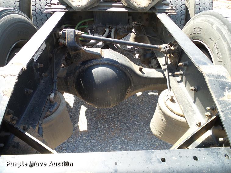 image for item DA6903 2005 International 9200i semi truck