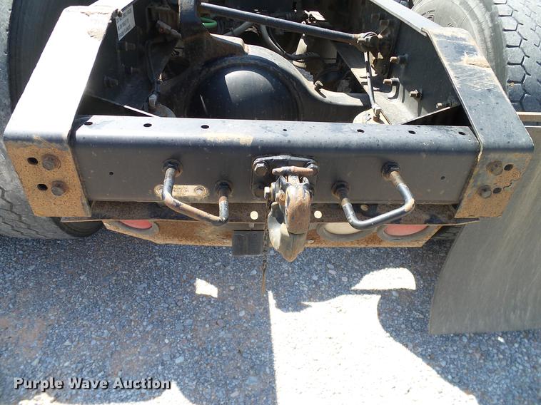 image for item DA6903 2005 International 9200i semi truck