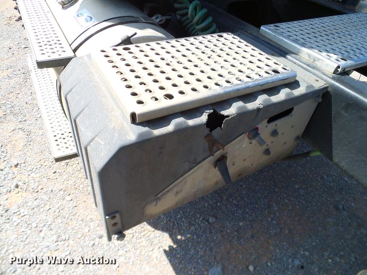 image for item DA6903 2005 International 9200i semi truck