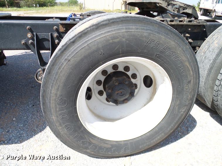 image for item DA6903 2005 International 9200i semi truck