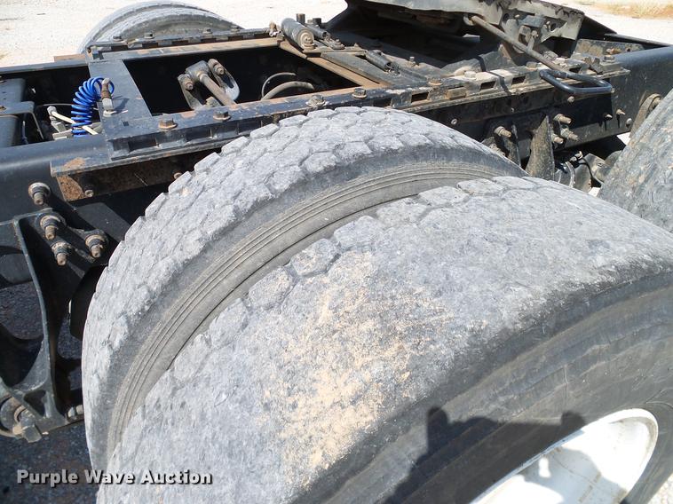 image for item DA6903 2005 International 9200i semi truck