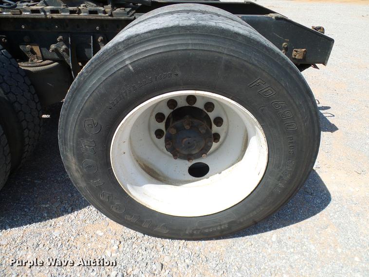 image for item DA6903 2005 International 9200i semi truck