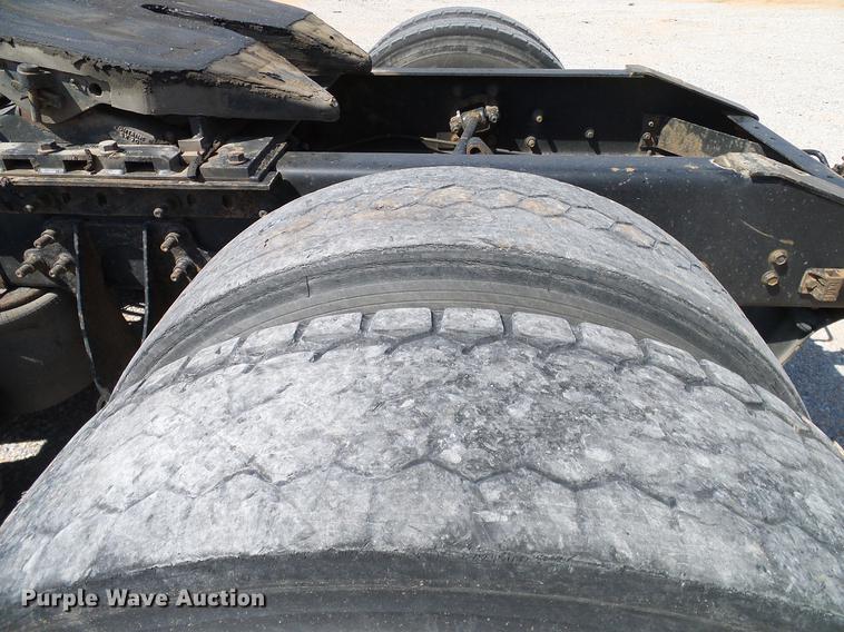 image for item DA6903 2005 International 9200i semi truck