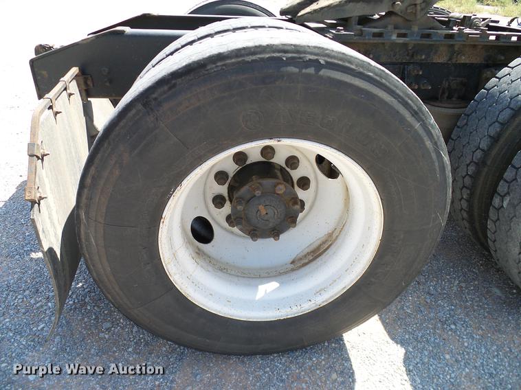 image for item DA6903 2005 International 9200i semi truck