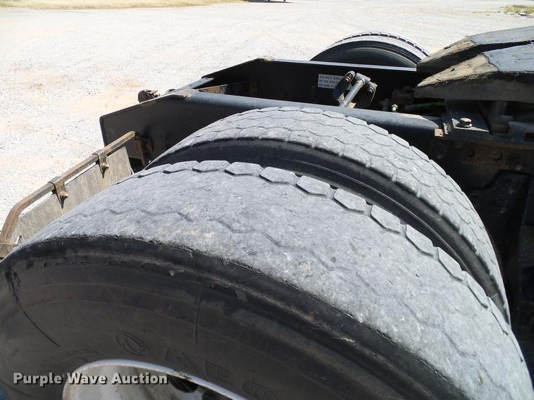 image for item DA6903 2005 International 9200i semi truck