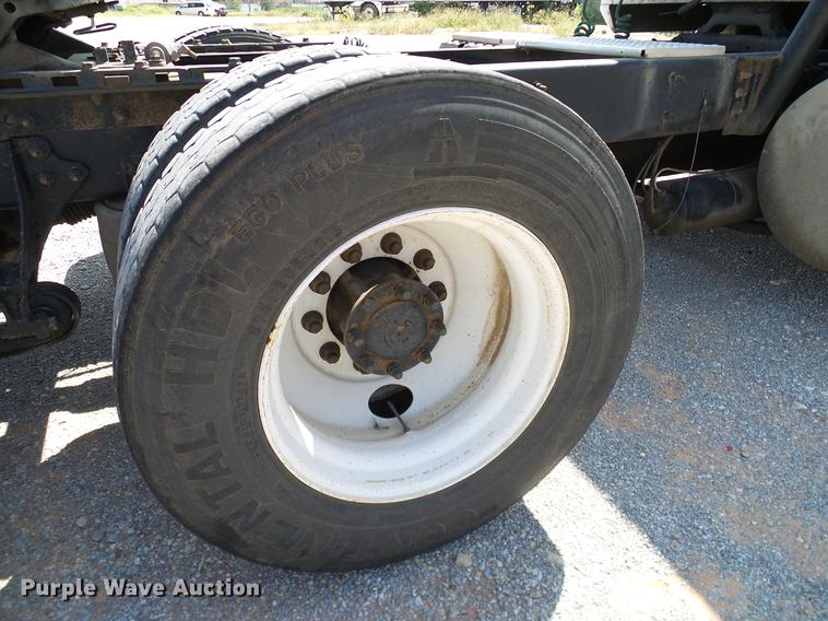 image for item DA6903 2005 International 9200i semi truck