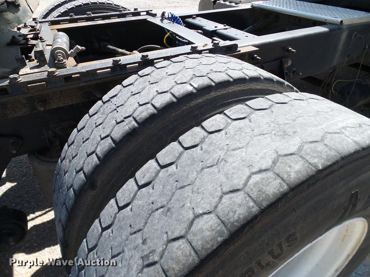 image for item DA6903 2005 International 9200i semi truck