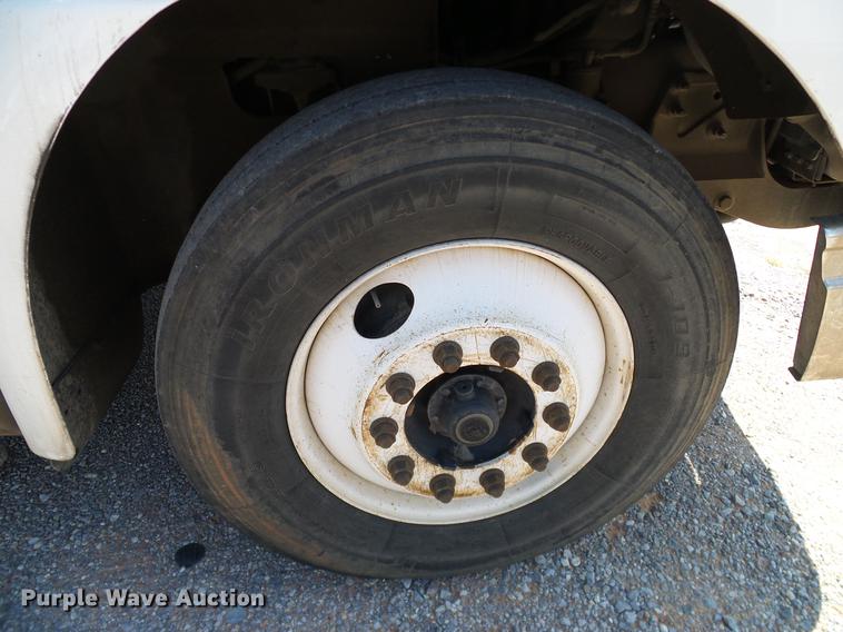 image for item DA6903 2005 International 9200i semi truck