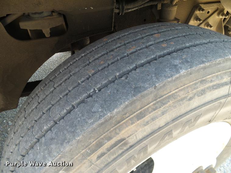 image for item DA6903 2005 International 9200i semi truck