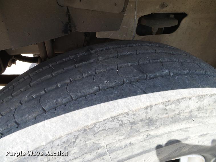 image for item DA6903 2005 International 9200i semi truck