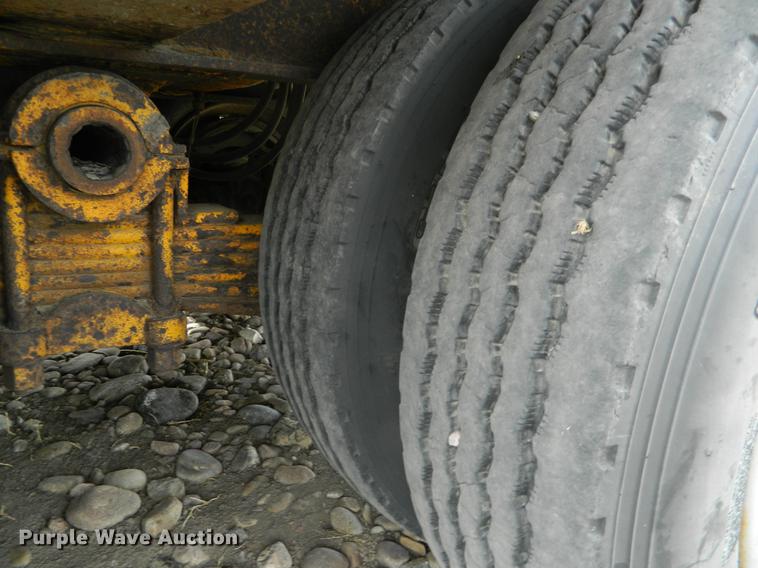 image for item DB1142 1986 Eager Beaver lowboy equipment trailer