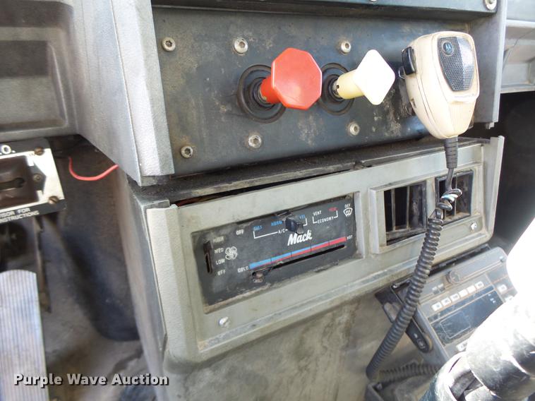 image for item DB1442 1991 Mack CH613 semi truck