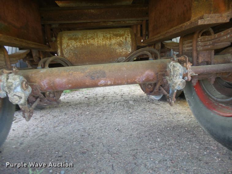 image for item DC3853 1991 Strick flatbed trailer