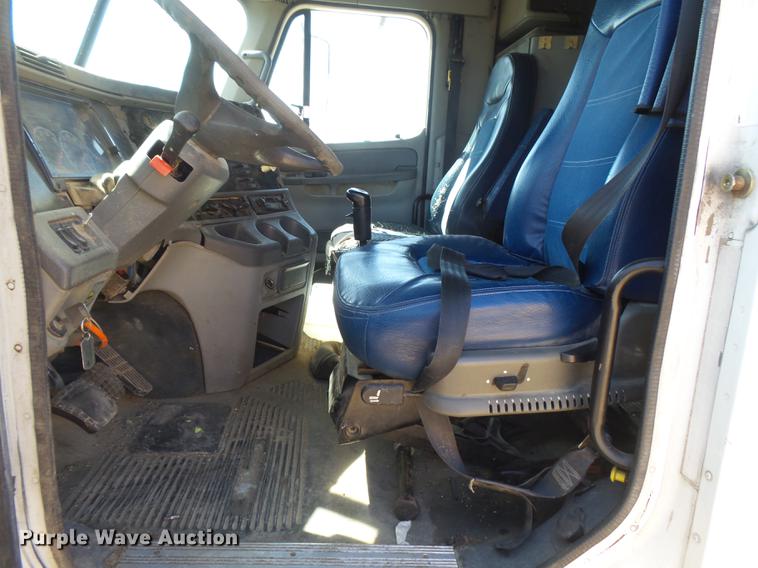 image for item DC3855 2004 Freightliner Columbia semi truck